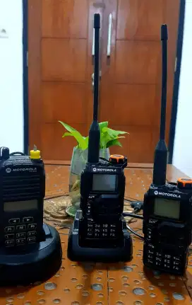 Bundling HT Motorola CP 1660 dan X8 bekas, kondisi normal, berfungsi