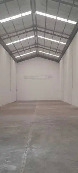 Disewakam gudang 4 lantai siap pakai  Di kaliabang tengah
