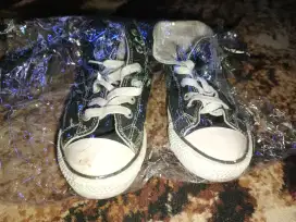 Sepatu anak sekolah