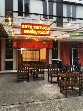 Jaga lapak dan masak sate taichan