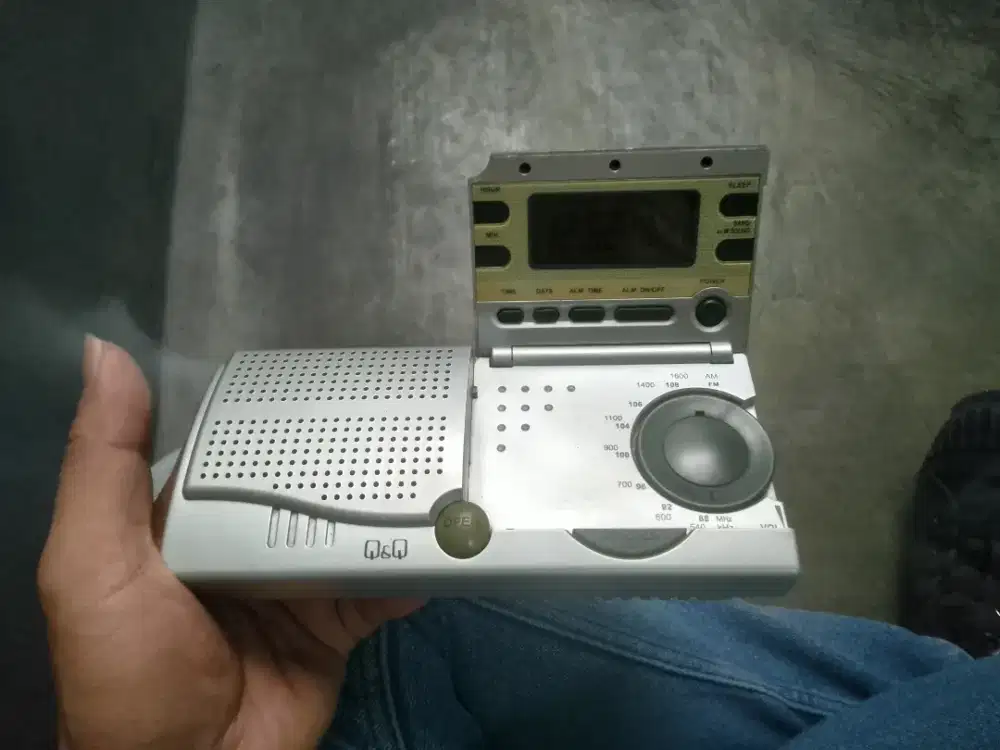 Jam + radio merek QQ