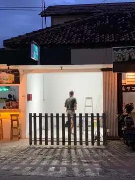 Disewakan kios/ruang usaha strategis, depan kampus Mercubuana