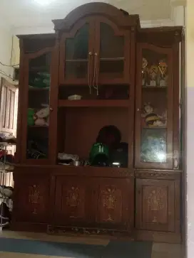 Lemari pajangan dan tv