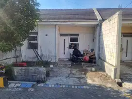RUMAH DI KELURAHAN PALEM WATU, MENGANTI GRESIK