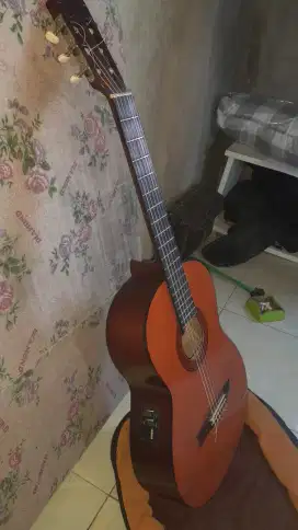 Dijual gitar akustik yamaha cx-40 dilengkapi ada colokan ke amplifier.