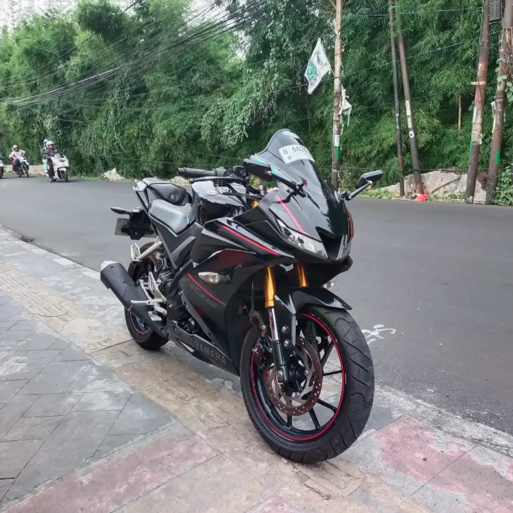 R15 V3 2018 -Hitam Mesin Cakep