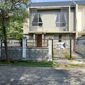 Rumah cantik 2 lantai depan taman dan secirity
