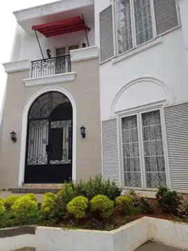 Rumah mewah cantik di Cikini Menteng 4+2 room 450m2 2 lantai siap huni