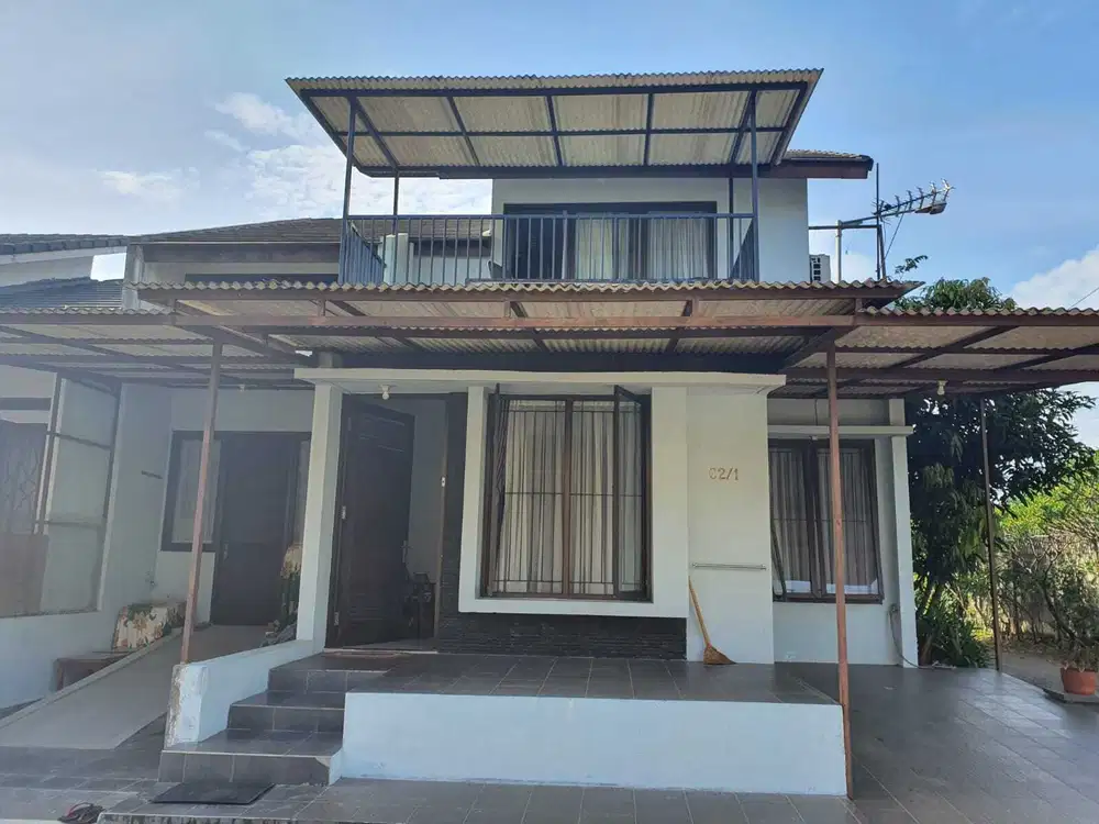 Di jual Rumah 2 kavling , sambung depan belakang, hoek.