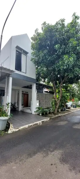 Dijual Rumah 4 KT dekat Pintu Tol di Mahagoni Park Bintaro Sektor 9