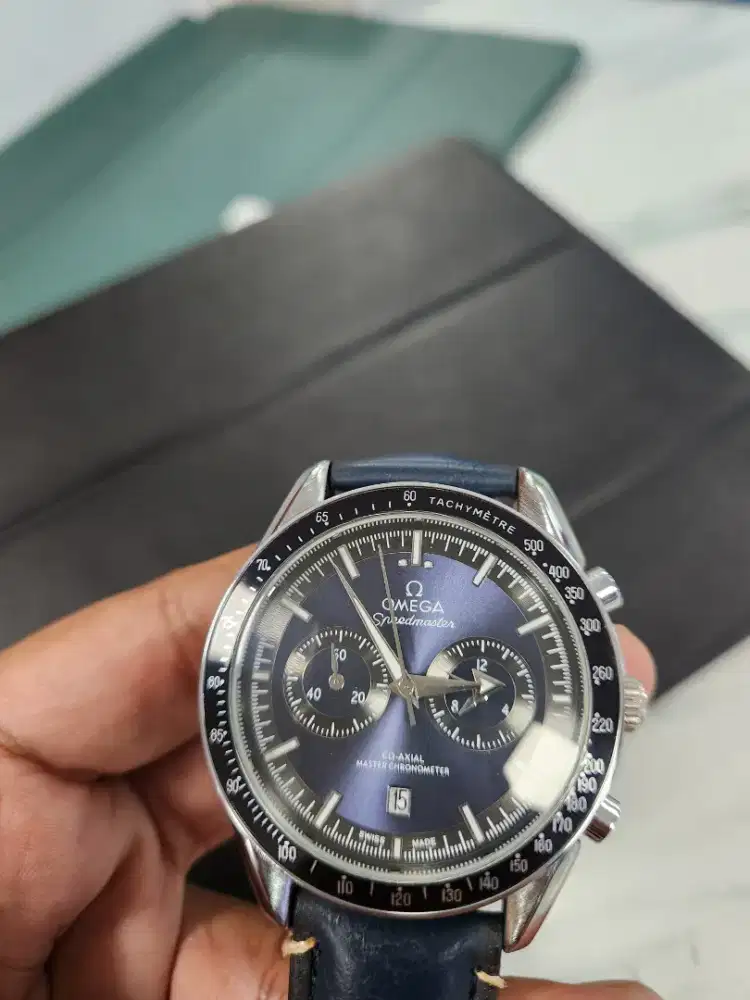 Jam tangan Omega Speedmaster.