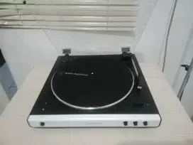Turntable TECHNICA LP60XBT Good contition.