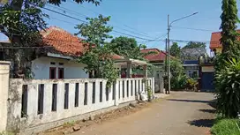 Dijual rumah lama hitung tanah di Cisaranten dekat ke Soekarno Hatta