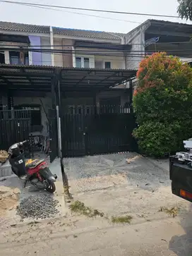 Dijual  Rumah 2 Lantai  dalam Komplek Taman Royal 1