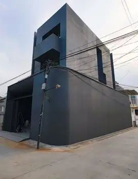 Dijual rumah hoek baru 3 lantai komplek taman ratu jakarta barat
