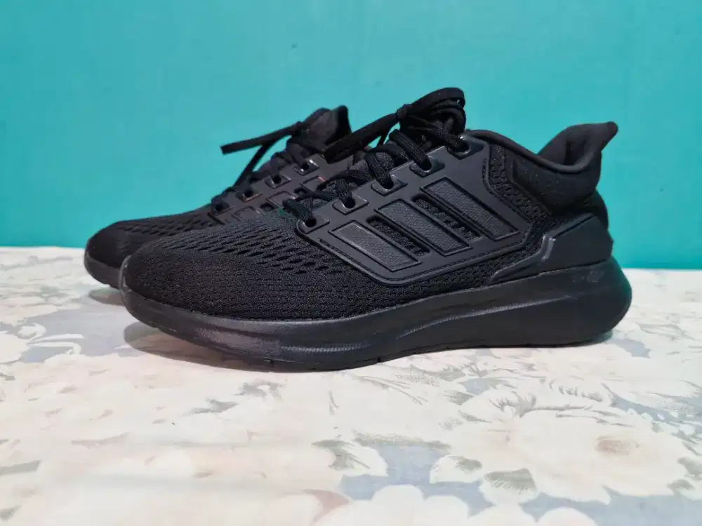 Sepatu Adidas EQ21 Run size 26,5 cm