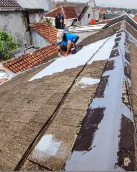 Perbaikan atap bocor