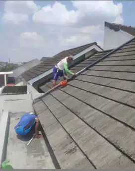 Perbaikan atap rumah