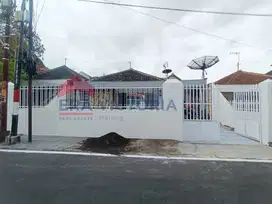 Rumah Lokasi Strategis Dekat Rumah Sakit Lavallete Cocok untuk Tinggal