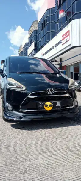 Mobil Toyota Sienta