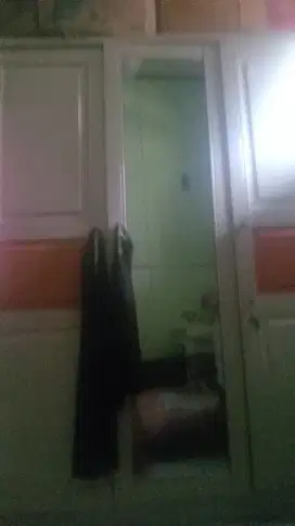 Di jual lemari bekas 3 pintu tapi masih mulus engga ada yg cacat