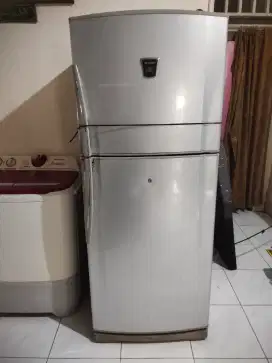 Dijual murah kulkas sharp 2 pintu