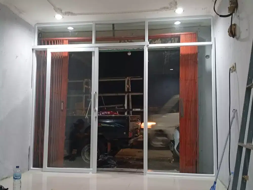 Pemasangan partisi kaca alumunium
