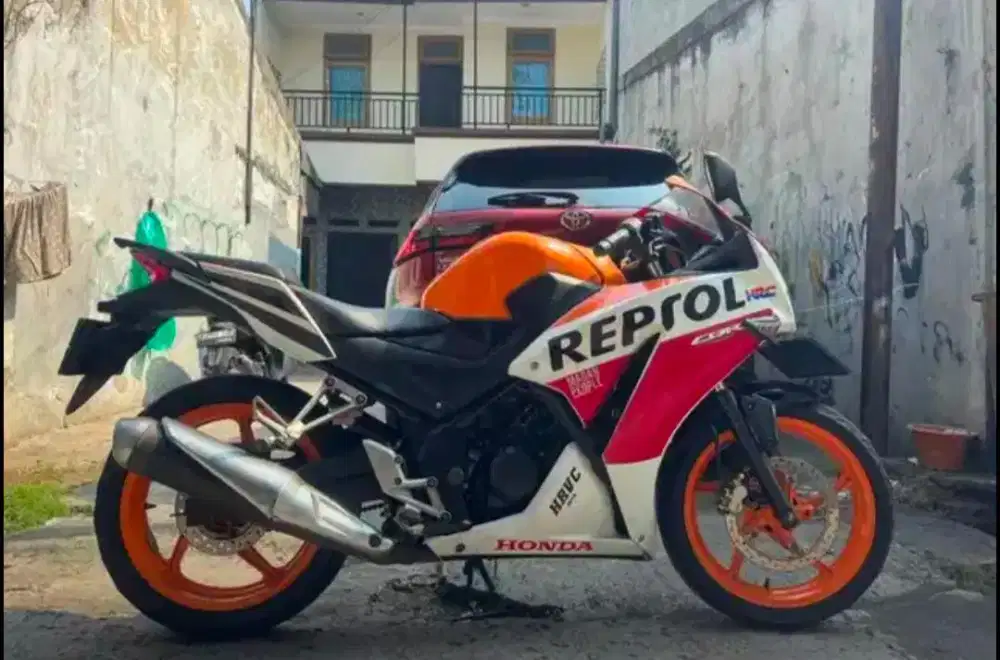 Honda CBR 150R Repsol Tahun 2015 Orsinil Mesin Haluss Siap tancap Gass