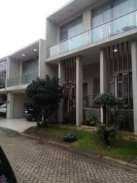 di jual rumah kebayoran resident  cluster villas loaksi cakep