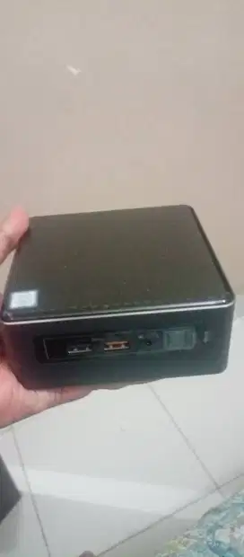 Mini PC Intel NUC7i5BNH dengan prosesor Intel Core i5-7260U