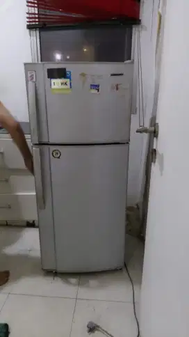 Kulkas / Lemari Es 2 pintu bekas merk SHARP