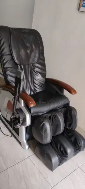 Kursi pijat merek Advance ichiro