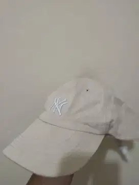 Topi MLB NY Yankees Cream Original – Preloved Kondisi Bagus