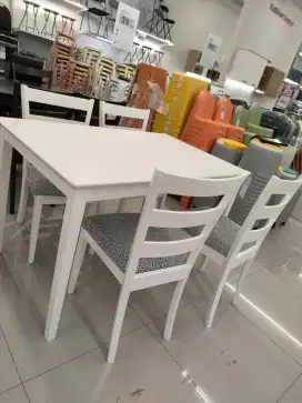 Meja makan set putih