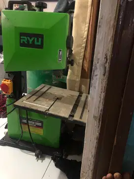 Mesin gergaji kayu dan ukir