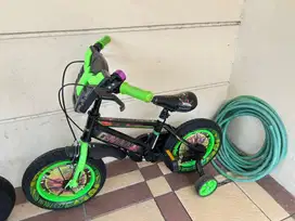 Sepeda anak laki-laki