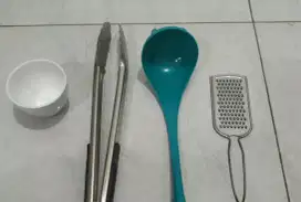Perlengkapan dapur kosongkan lemari