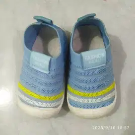 Sepatu dan sandal anak 1-2th kosongkan lemari