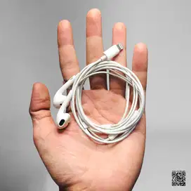 EarPods original Apple dengan konektor Lightning