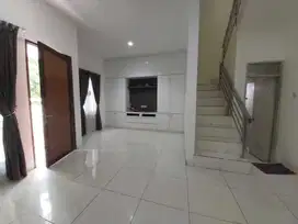 DIJUAL RUMAH 3 LANTAI SEMI FURNISH DI CITRA 5 JAKARTA BARAT