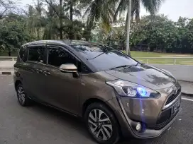 Toyota sienta V 2017 manual tangan 1 pribadi km 42 ribu full ori terwt