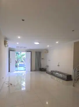 DISEWAKAN RUMAH MEWAH CITY RESORT CLUSTER HAWAII CENGKARENG