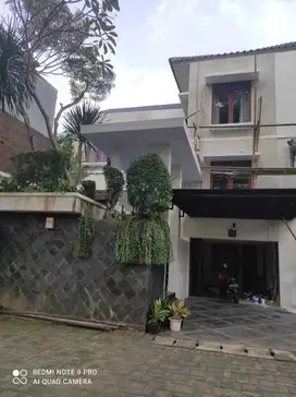 Disewakan rumah ada pool di townhouse ampera jakarta selatan