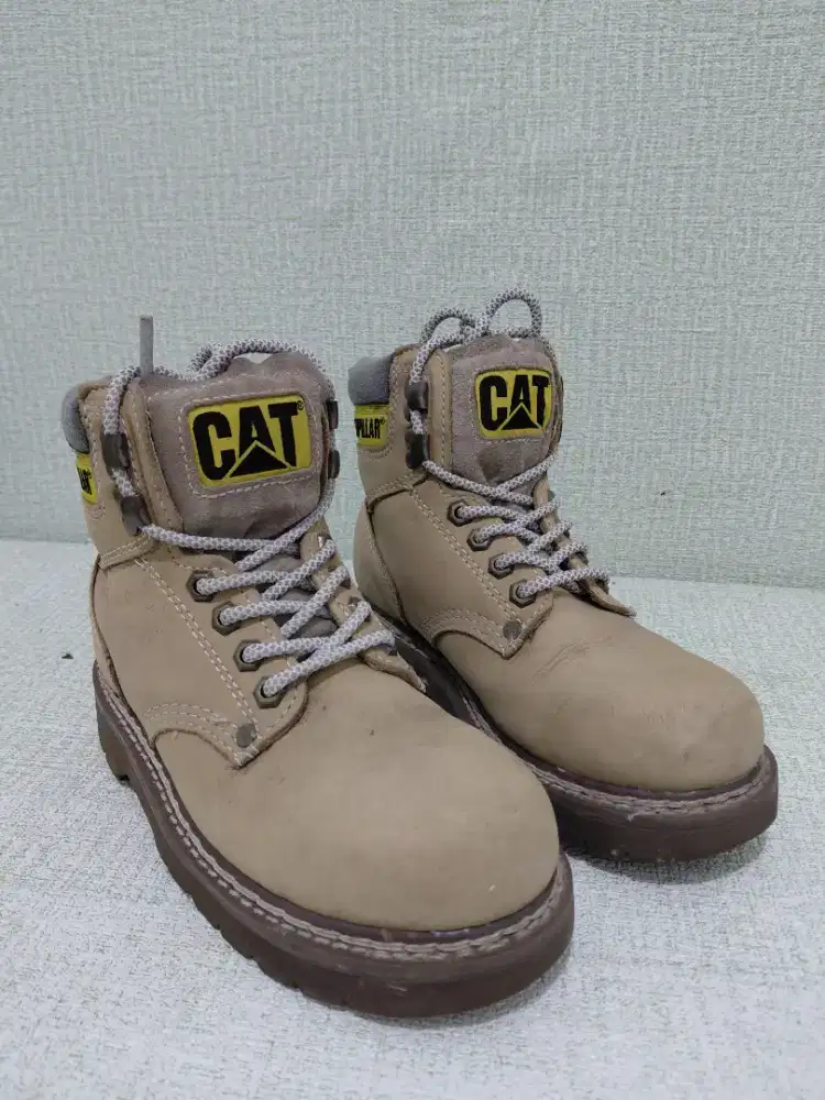 Caterpillar boots coklat muda
size 37 insole 23.5 cm