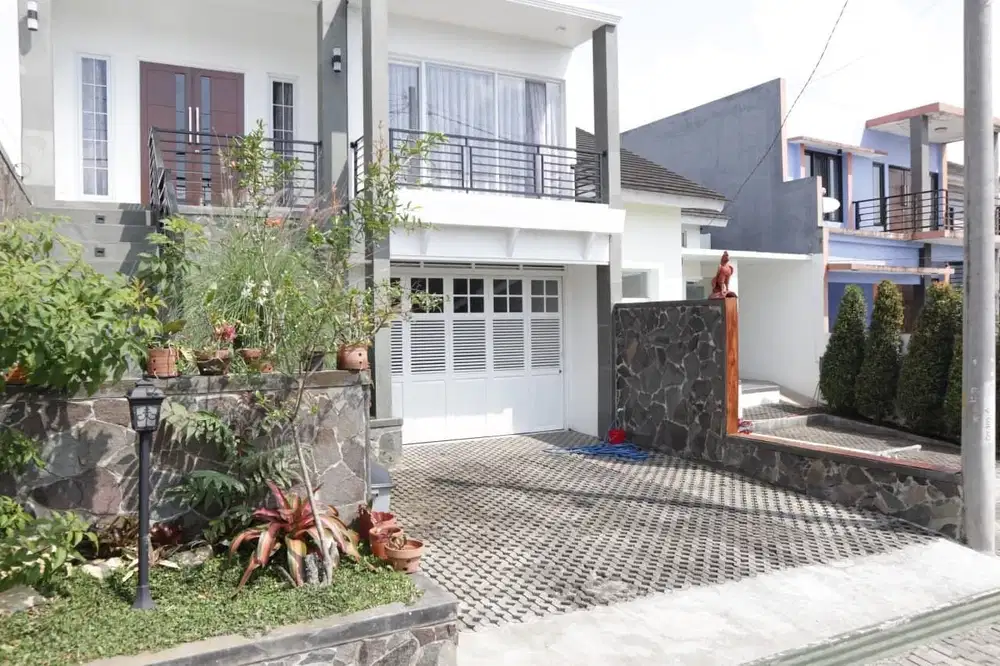 Rumah Dijual Di Lembang Bandung Barat 2 Lantai 5 Kamar Tidur Mewah Cantik Siap Huni Type 222/184 - 2