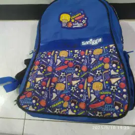 Tas sekolah anak smigle kosongkan