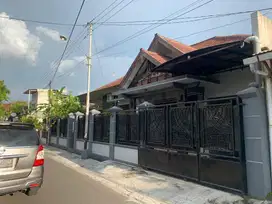 Rumah Asri dan Nyaman. Lingkungan baik. Pusat Kota