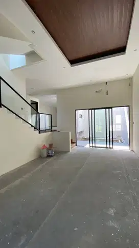 Rumah baru 2,5 lantai modern mininalis di Pakuwon City dekat Mall