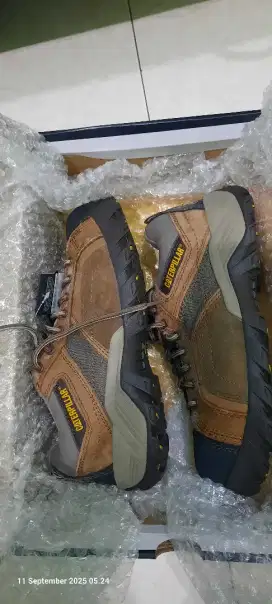 Sepatu Safety.( safety shoes) merk Caterpilar, ukuran 41
