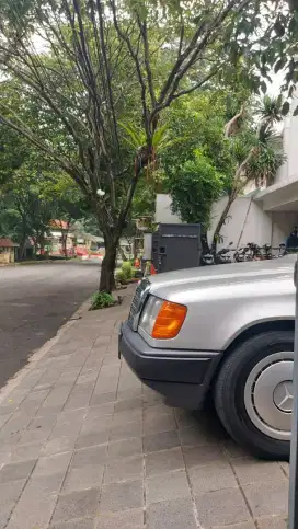 Mercedes-Benz 300E list becak